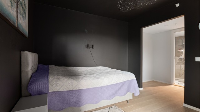 Med både omkledningsrom og bad en-suite kvalifiserer hovedsoverommet til betegnelsen master bedroom.