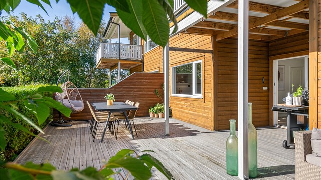 Terrassebord i trekonstruksjon med god plass til variert utemøblering.