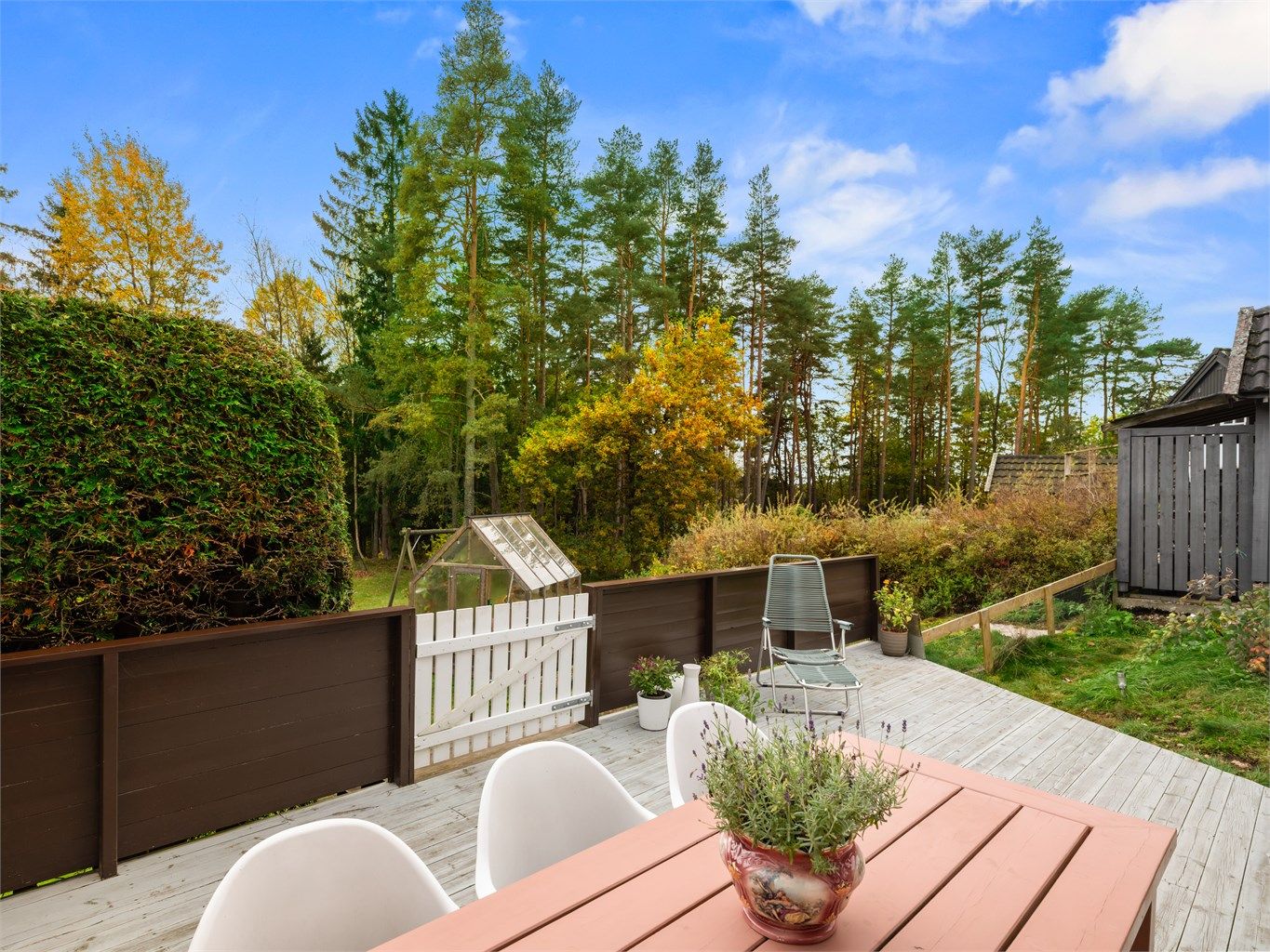 Solforholdene er meget gode, på terrassen er det sommerstid sol fra formiddag til kveld.