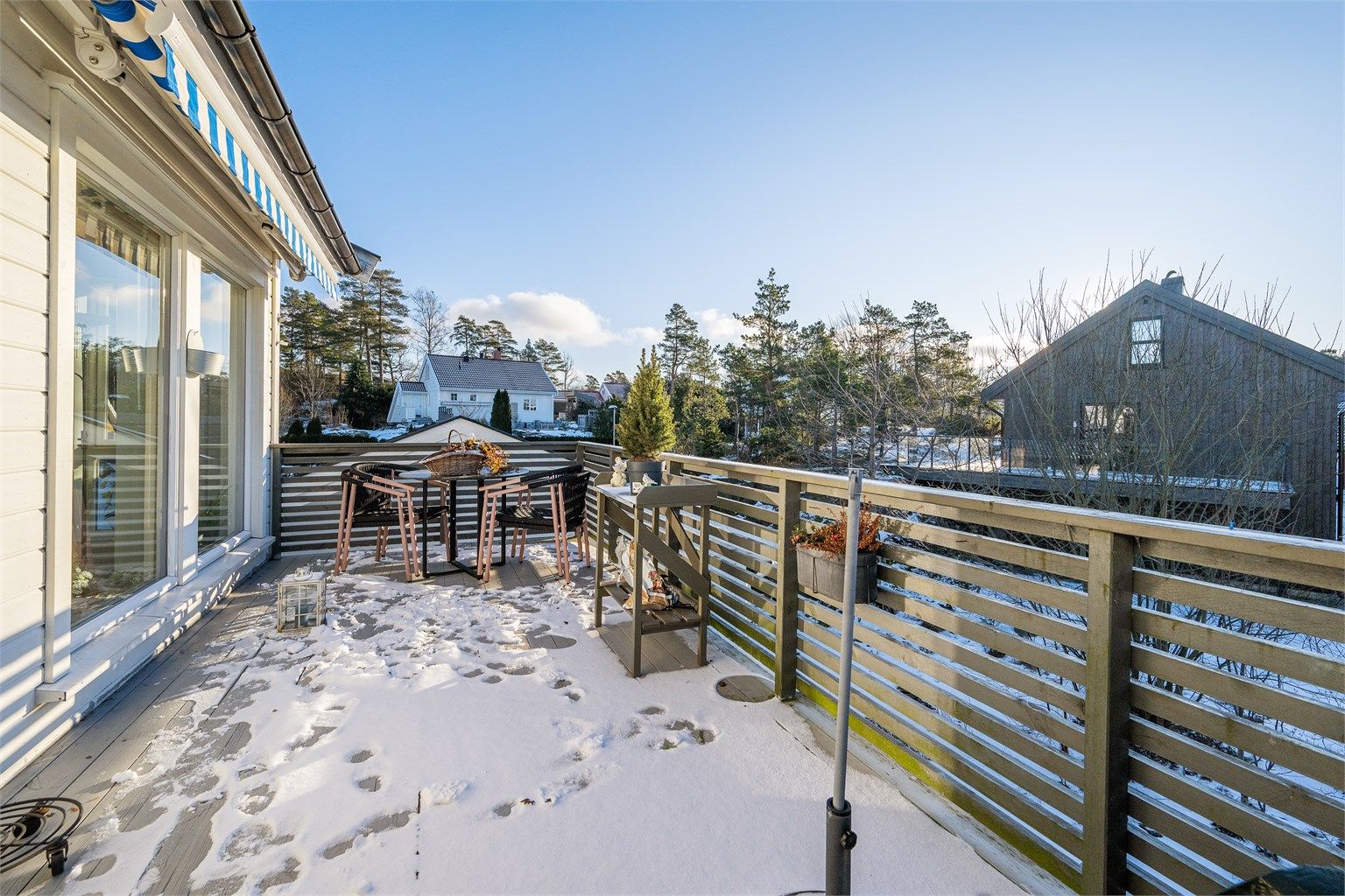 Her er det god plass til utemøbler, grill og beplantning, og området egner seg ypperlig for både avslapning og hyggelige sammenkomster. Ved inngangspartiet finnes det også en ekstra uteplass som fanger kveldssolen. 