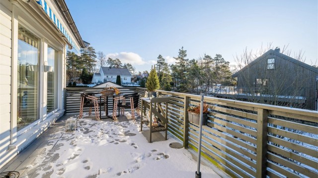 Her er det god plass til utemøbler, grill og beplantning, og området egner seg ypperlig for både avslapning og hyggelige sammenkomster. Ved inngangspartiet finnes det også en ekstra uteplass som fanger kveldssolen.