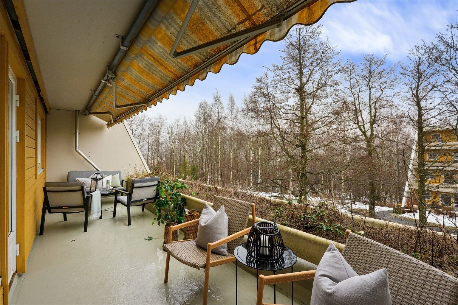 Flott terrasse mot syd med utgang fra stuen. Stille og rolig med gode solforhold. 