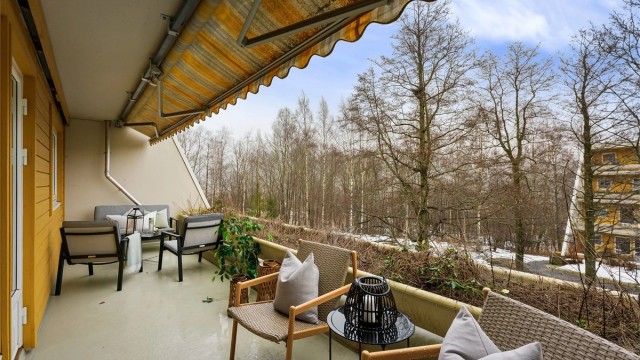 Flott terrasse mot syd med utgang fra stuen. Stille og rolig med gode solforhold.
