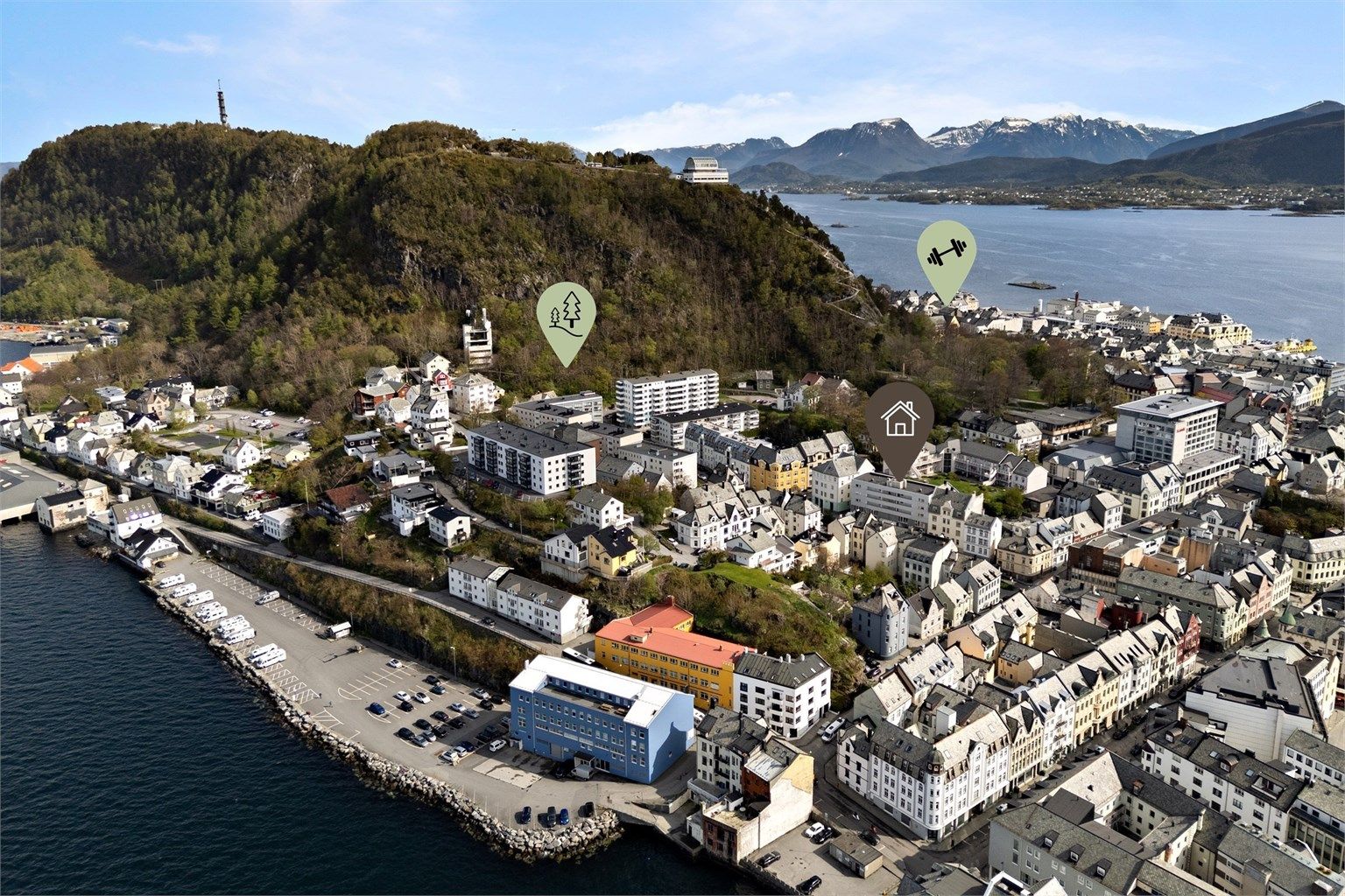 Turstien Borgernes veg, er en fin kombinasjon med en tur opp Byfjellet og til Fjellstua med trappene ned igjen til Byparken. Fra eiendommen er det kun 2 minutter til nærmeste dagligvarebutikk, som og er søndagsåpen