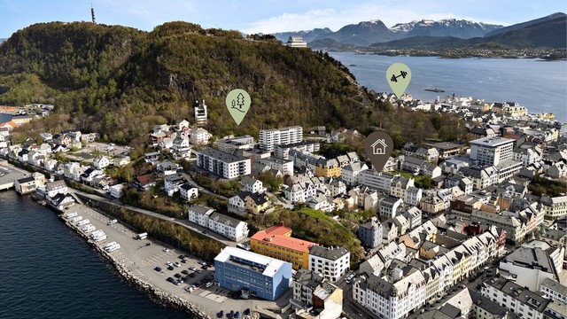 Turstien Borgernes veg, er en fin kombinasjon med en tur opp Byfjellet og til Fjellstua med trappene ned igjen til Byparken. Fra eiendommen er det kun 2 minutter til nærmeste dagligvarebutikk, som og er søndagsåpen