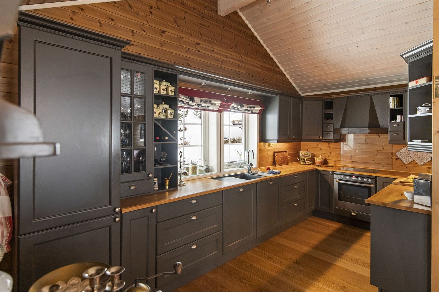 God arbeidsplass, godt med skap- og skuffeplass samt benkeplass