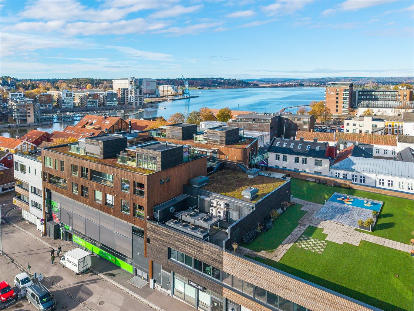 Det er få skritt til både forretninger, kjøpesentre, cafeer og et sjeldent flott bibliotek,- så her har man kort gangavstand til alt byen har å by på av servicetilbud nærmest rett utenfor døren. 