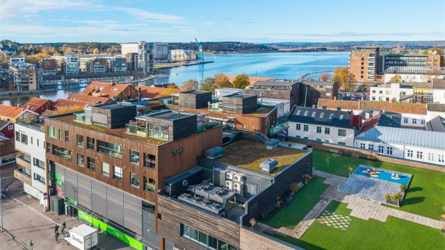 Det er få skritt til både forretninger, kjøpesentre, cafeer og et sjeldent flott bibliotek,- så her har man kort gangavstand til alt byen har å by på av servicetilbud nærmest rett utenfor døren.
