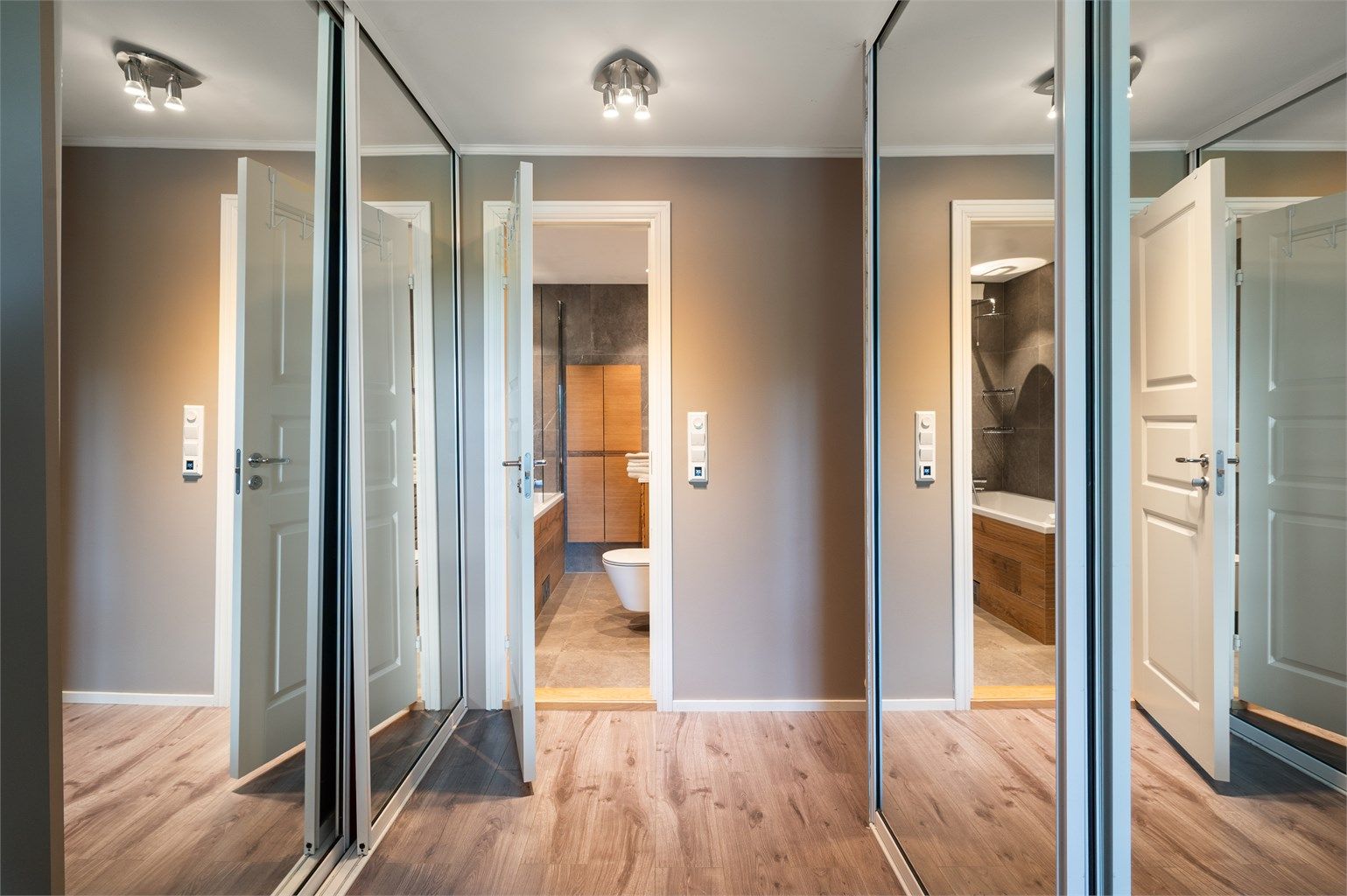 Hovedsoverommet har adgang til eget en suite baderom