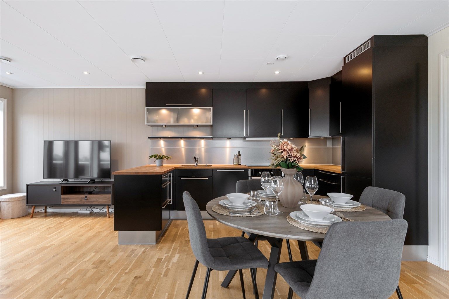 Det er god plass til en hyggelig spiseplass i tilknytning til kjøkkenet.