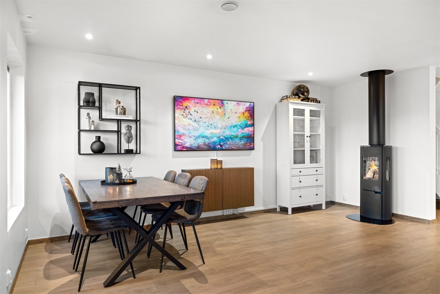 Vinduene i første etasje er utstyrt med Duett plisségardiner.