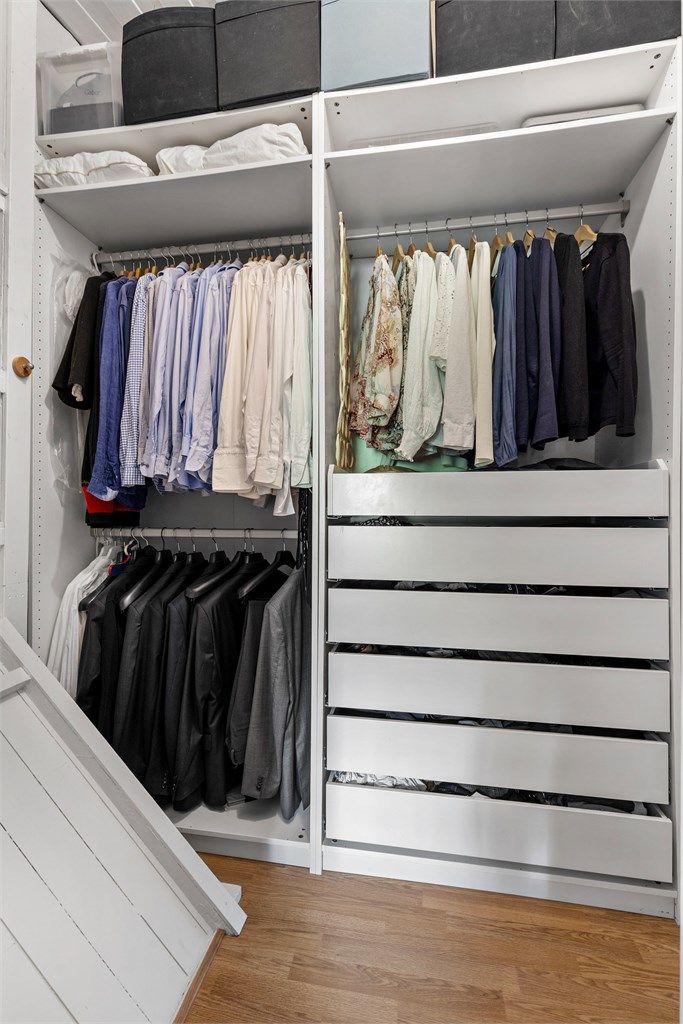 Ommkledningsrommet med tilgang fra hovedsoverommet.