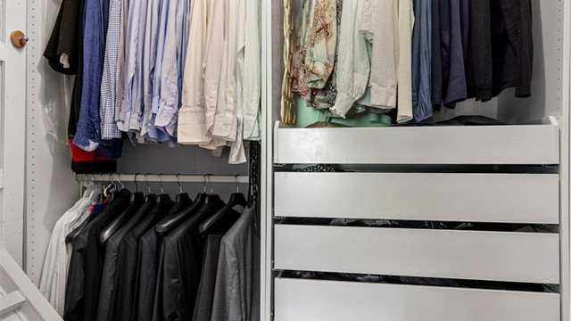 Ommkledningsrommet med tilgang fra hovedsoverommet.