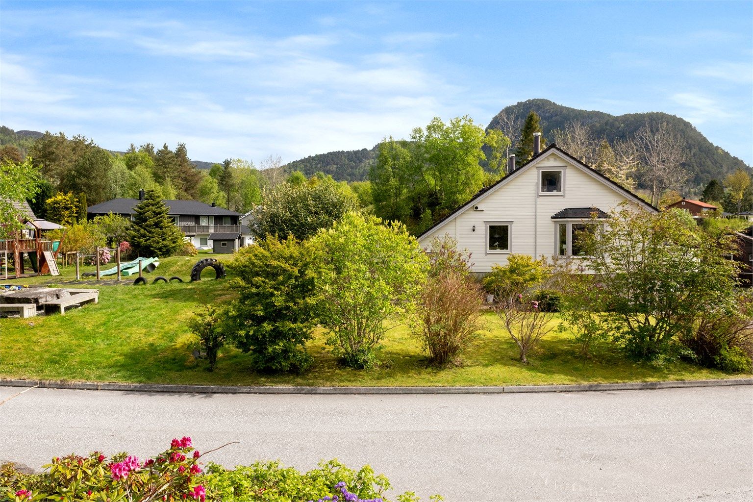  For barna finnes det lekeplasser og grøntområder i umiddelbar nærhet, som innbyr til lek og aktivitet.