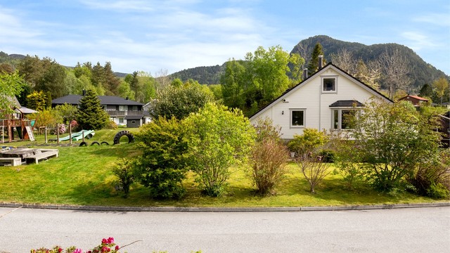 For barna finnes det lekeplasser og grøntområder i umiddelbar nærhet, som innbyr til lek og aktivitet.