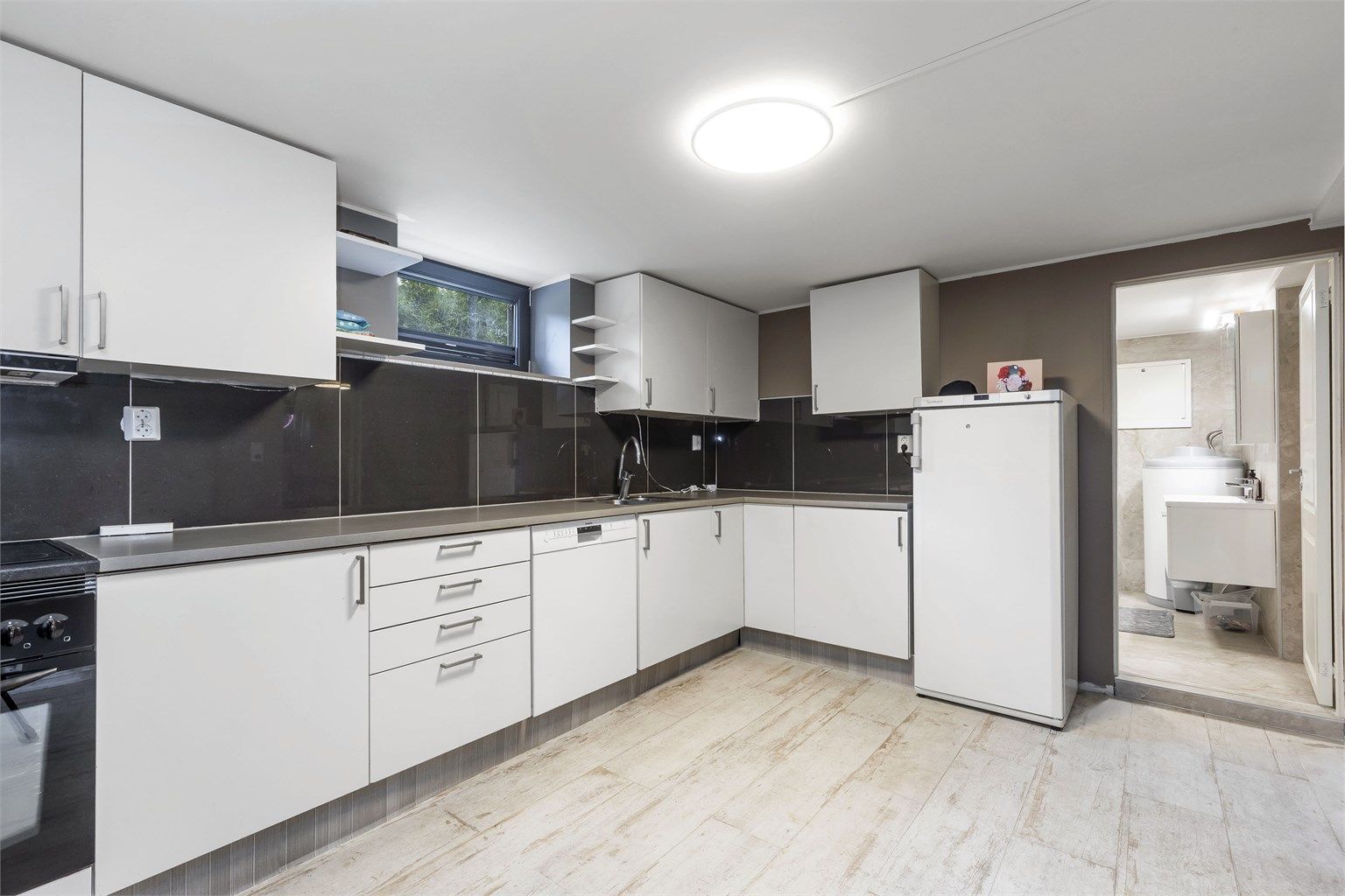 Det gjøres oppmerksom på at plantegning for kjeller ikke samsvarer med ferdigattest som foreligger, der det i dag er innredet med kjøkken og entrè, er det i ferdigattest godkjent som gang og 2 boder.