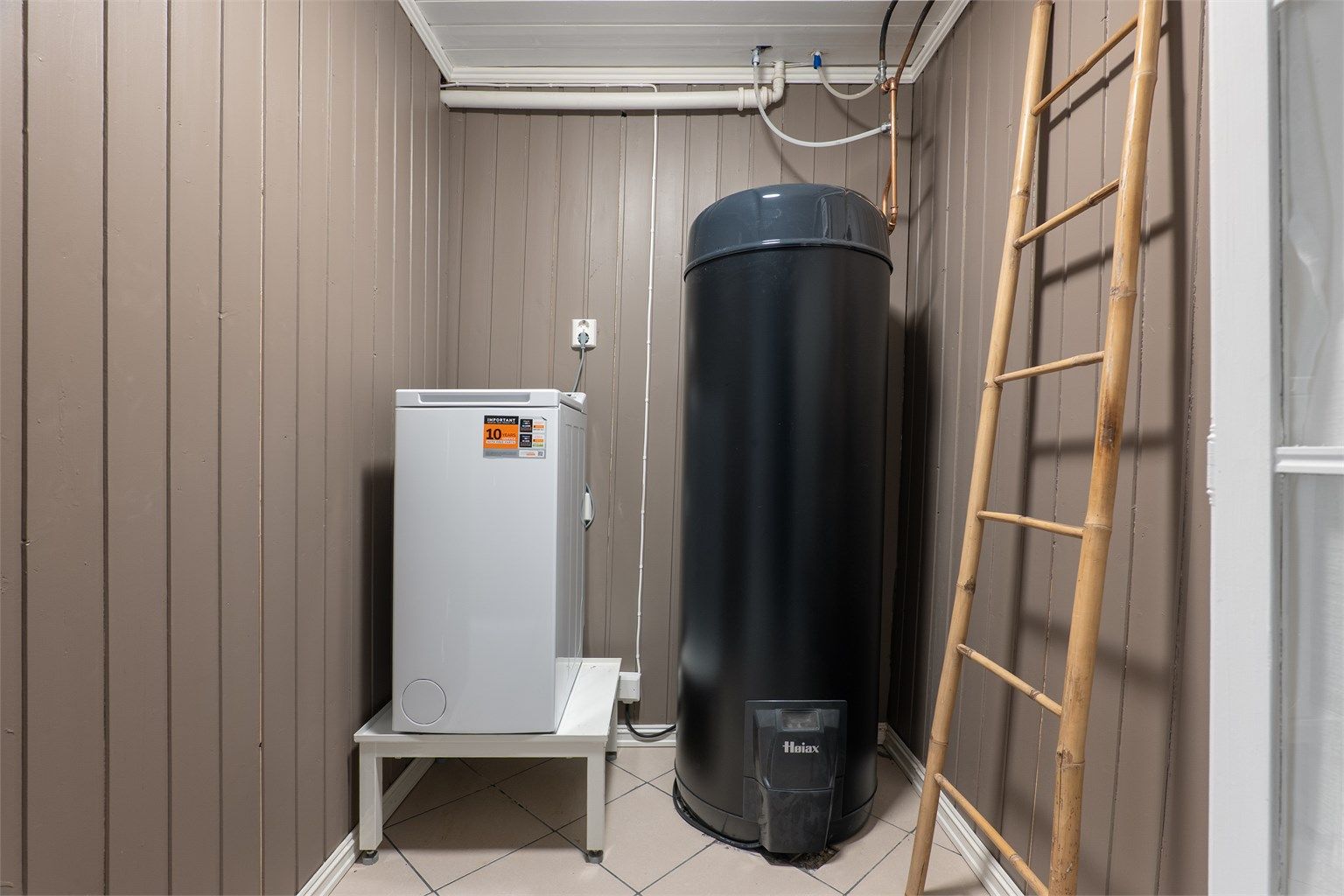 Vaskerom i underetasjen (i hybeldel). Her ble ny smartbereder på hele 300 liter installert i 2022.