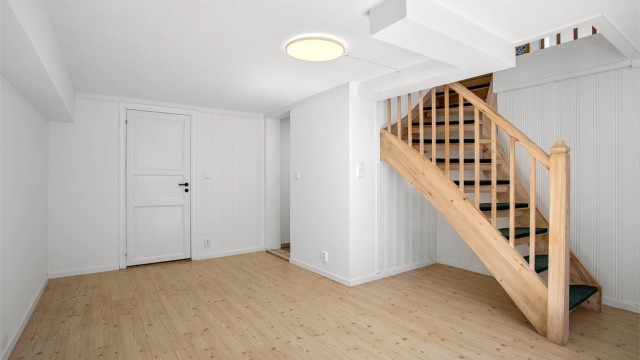 I underetasjen finner du en lys og anvendelig kjellerstue med gulvvarme.