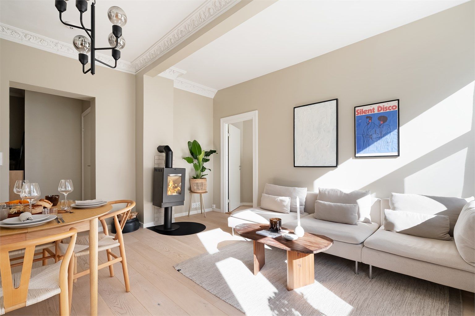 Nyere peis som varmer godt på kalde dager og er med på å redusere strømutgiftene. 