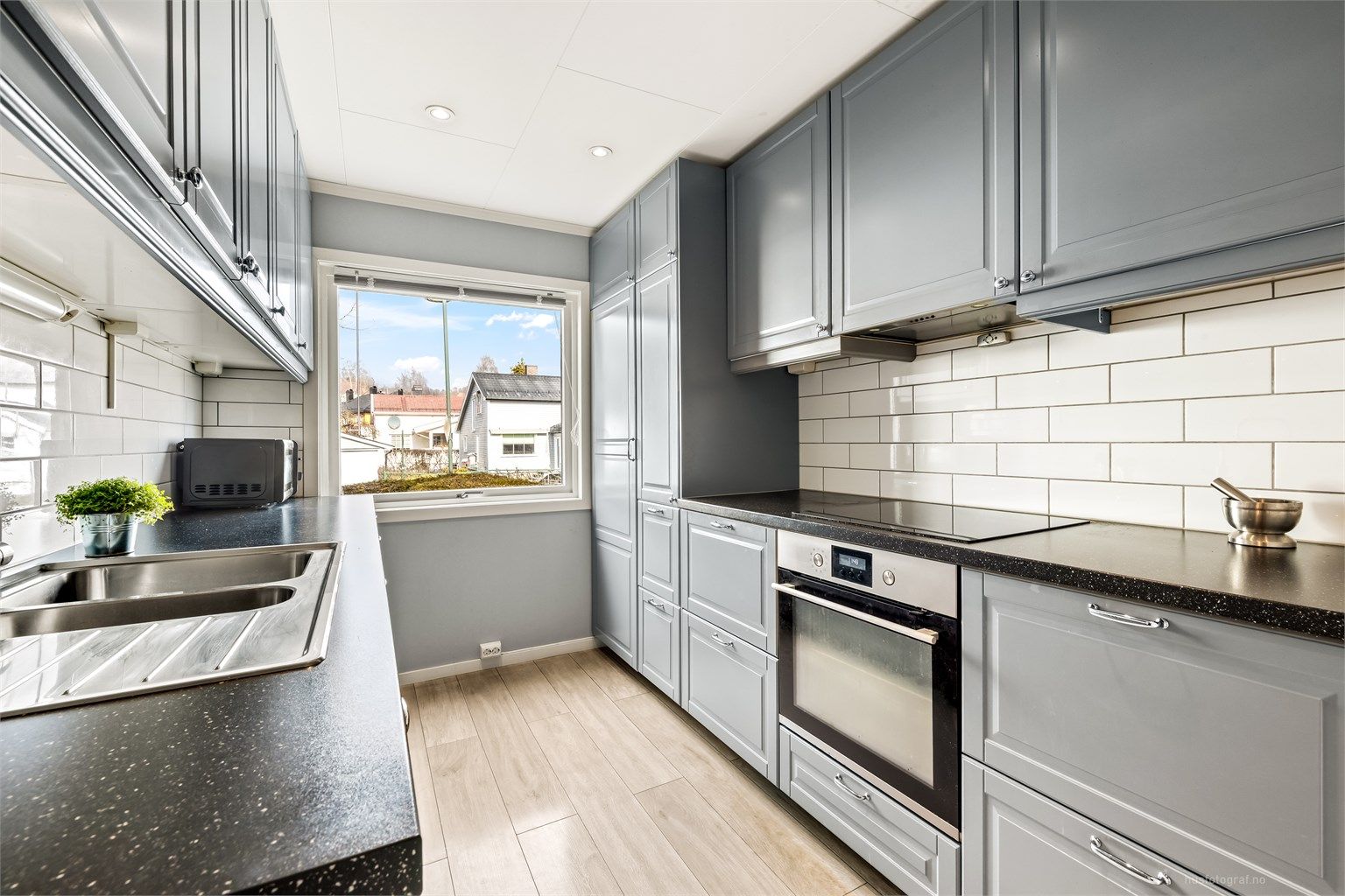 Profilert kjøkkeninnredning fra 2018 med helintegrerte hvitevarer fra 2018.