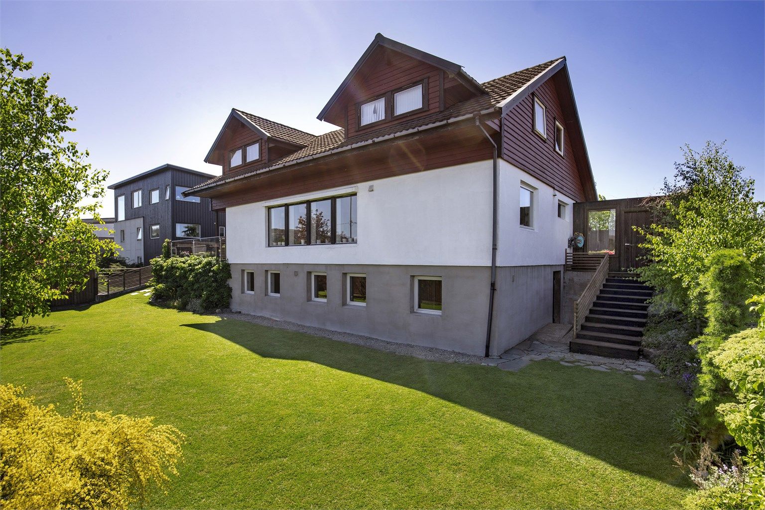 Romslig og velholdt bolig med nydelig opparbeidet tomt