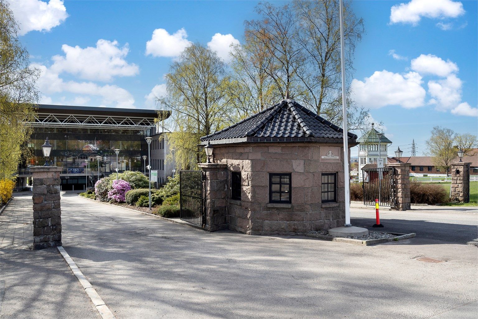 Den historiske portnerboligen ved innkjøringen til travbanen.
