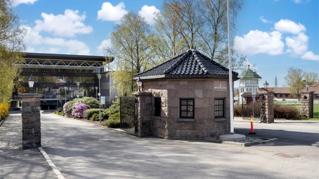 Den historiske portnerboligen ved innkjøringen til travbanen.