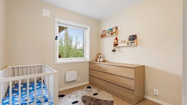 Soverom 2 er av god størrelse og har god plass til seng og garderobeskap eller kommode. Rommet egner seg godt som barnerom, gjesterom eller kontor.
