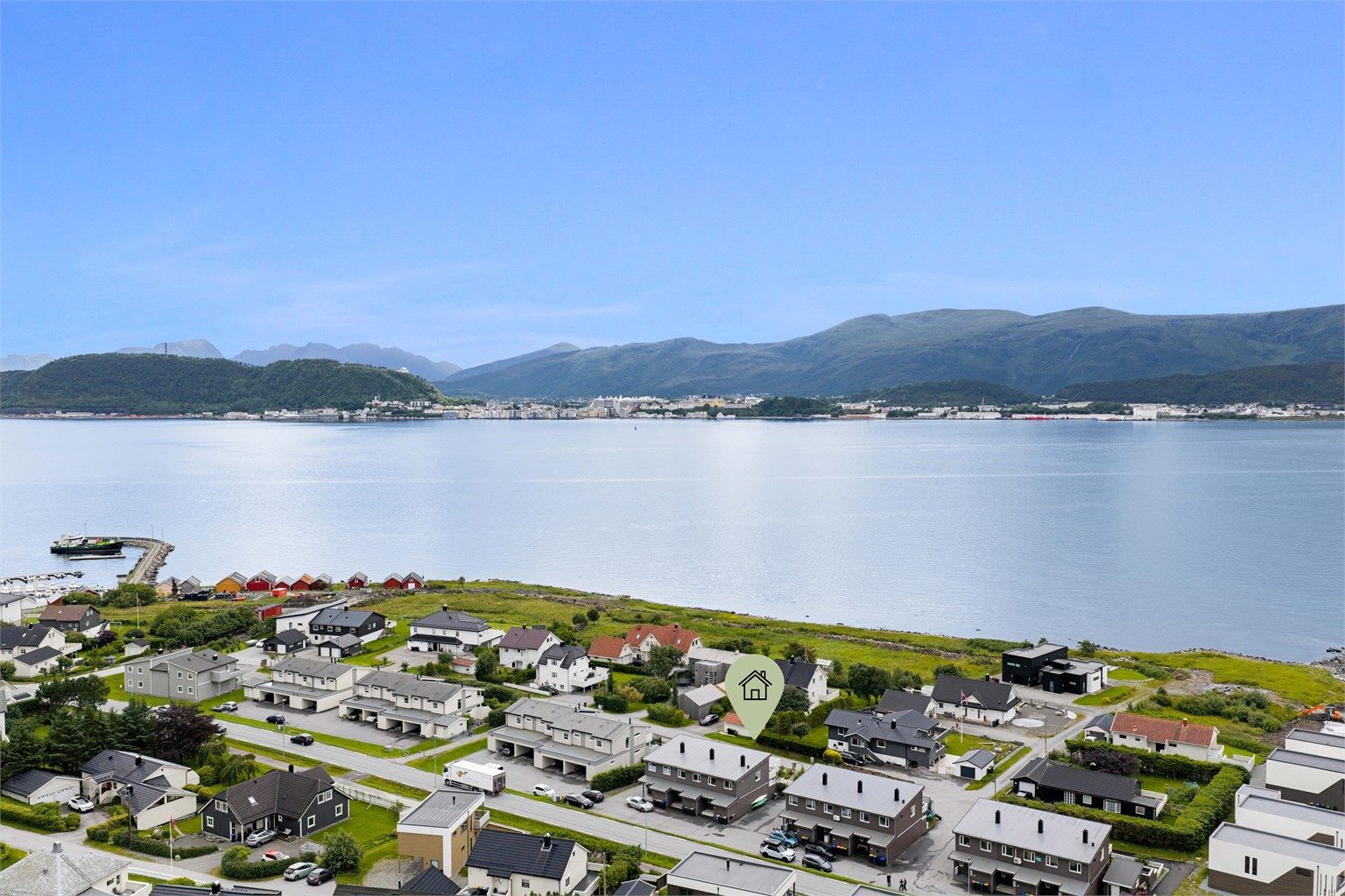 Fra eiendommen er det kun ca. 12 minutters kjøring til Ålesund sentrum.