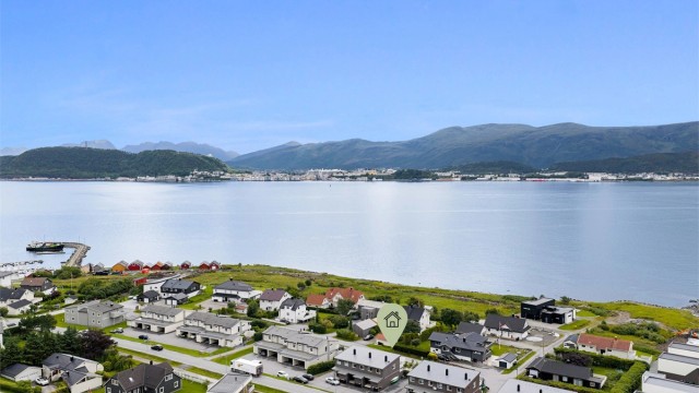 Fra eiendommen er det kun ca. 12 minutters kjøring til Ålesund sentrum.