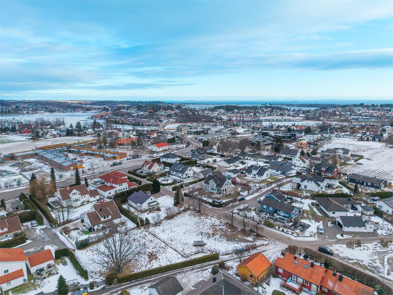Med direkte bussforbindelse til Tønsberg og gang- og sykkelvei i nærheten, ligger alt til rette for en aktiv og variert livsstil i naturnære omgivelser samtidig som du har byens tilbud innen rekkevidde.
