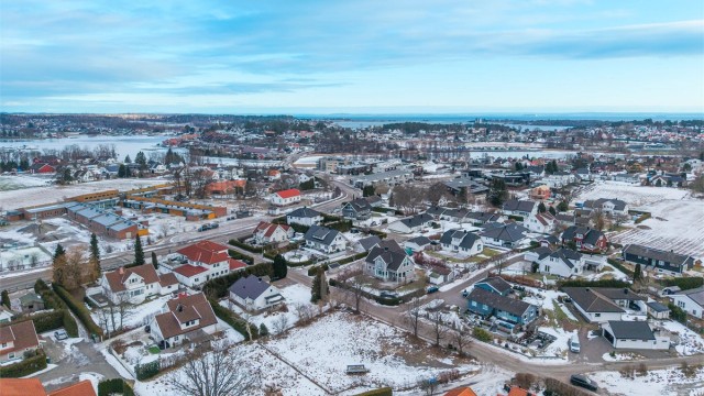 Med direkte bussforbindelse til Tønsberg og gang- og sykkelvei i nærheten, ligger alt til rette for en aktiv og variert livsstil i naturnære omgivelser samtidig som du har byens tilbud innen rekkevidde.