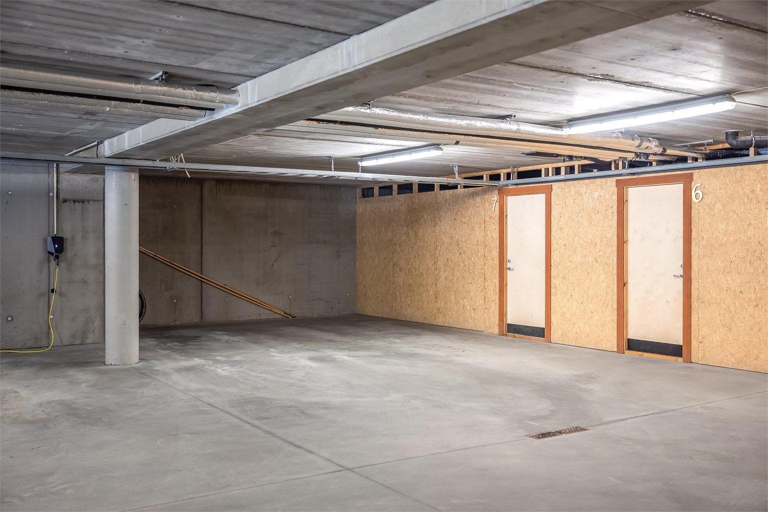 Leiligheten disponerer en parkeringsplass i felles garasje, en parkeringsplass ute samt en romslig bod på 7 kvm. 