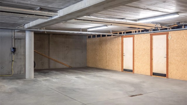 Leiligheten disponerer en parkeringsplass i felles garasje, en parkeringsplass ute samt en romslig bod på 7 kvm.