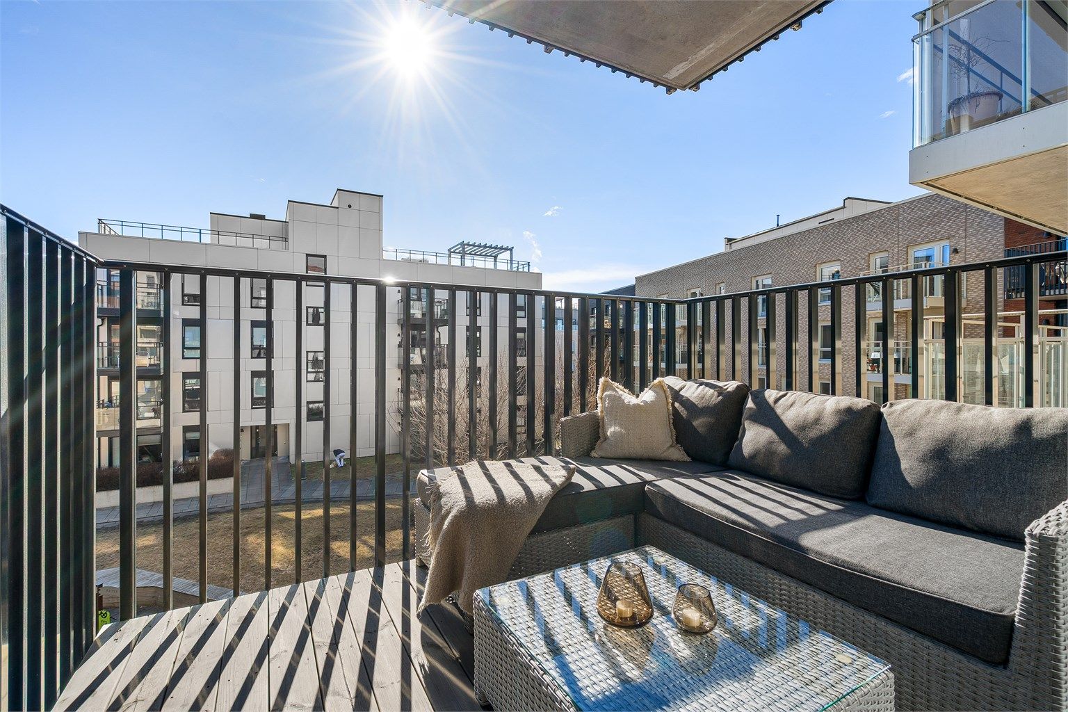 Romslig balkong på 6kvm med god plass til sittegruppe. 