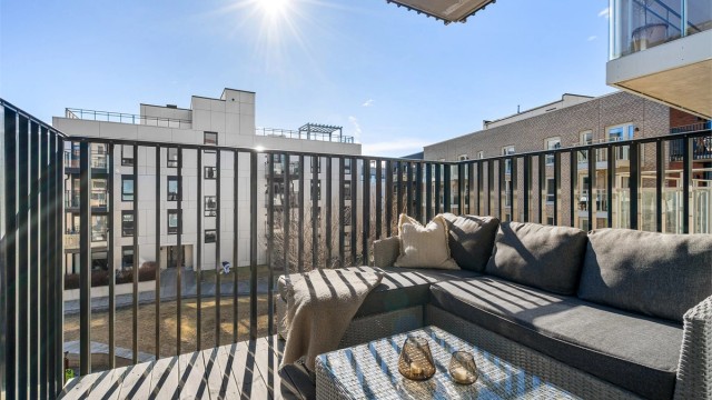 Romslig balkong på 6kvm med god plass til sittegruppe.