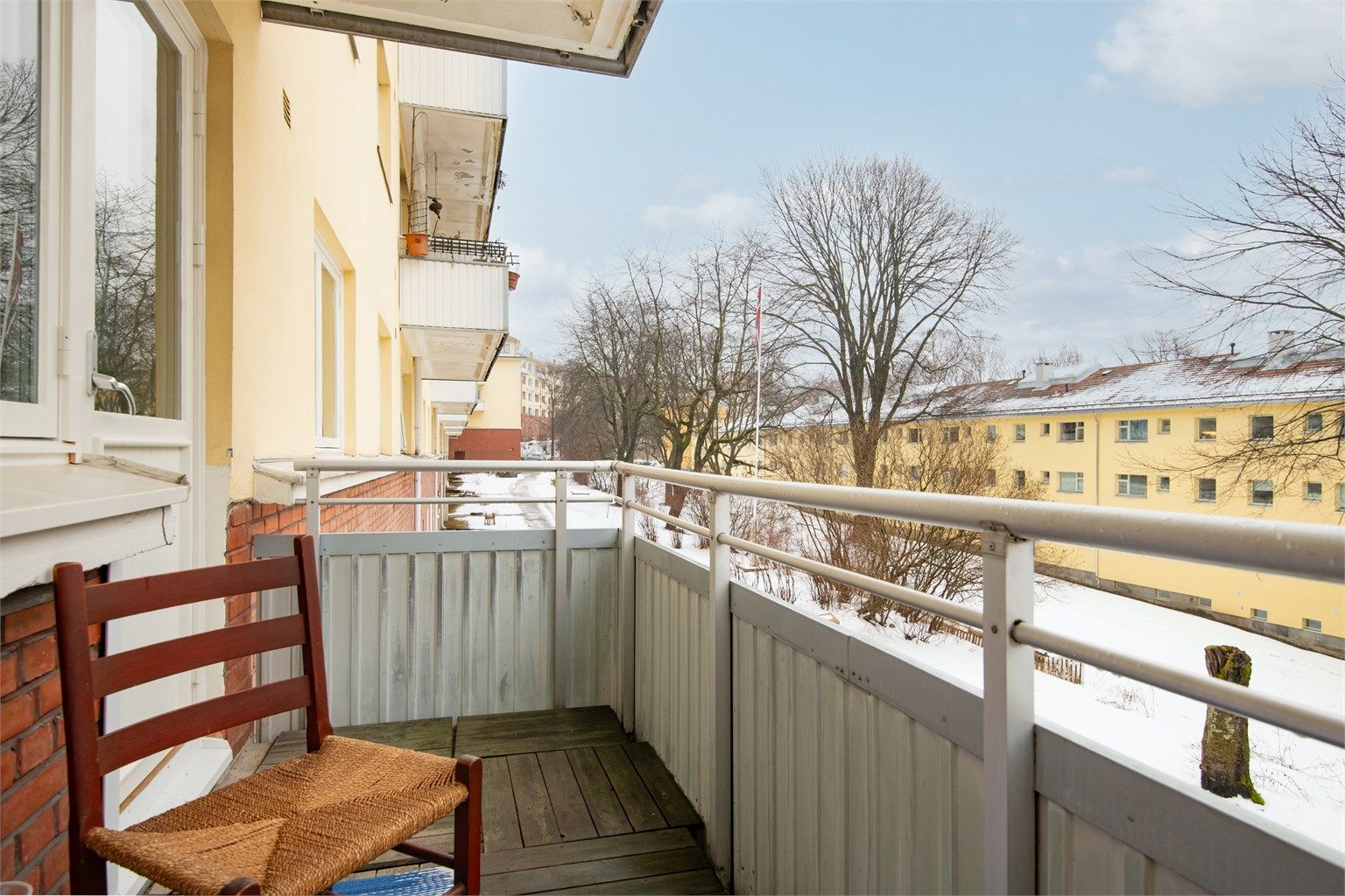 Her er det plass til utemøblement, beplantning og grill. 