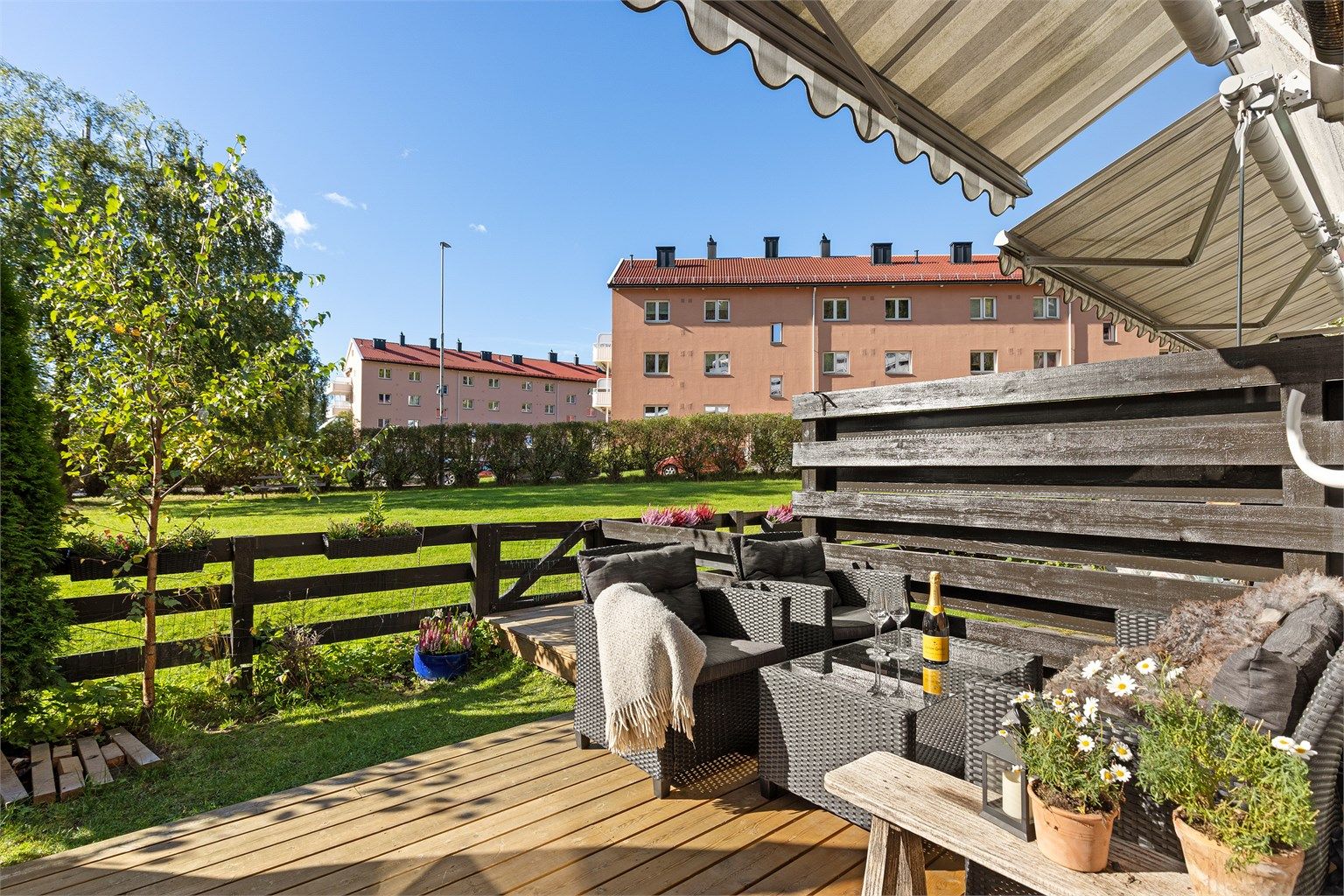 Velkommen til Fallanveien 30A – en lys og arealeffektiv selveierleilighet med en romslig, vestvendt markterrasse på ca. 17 kvm. Foto: Petter Tanum/Tanum Foto