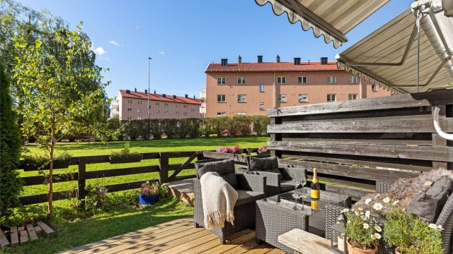 Velkommen til Fallanveien 30A – en lys og arealeffektiv selveierleilighet med en romslig, vestvendt markterrasse på ca. 17 kvm. Foto: Petter Tanum/Tanum Foto