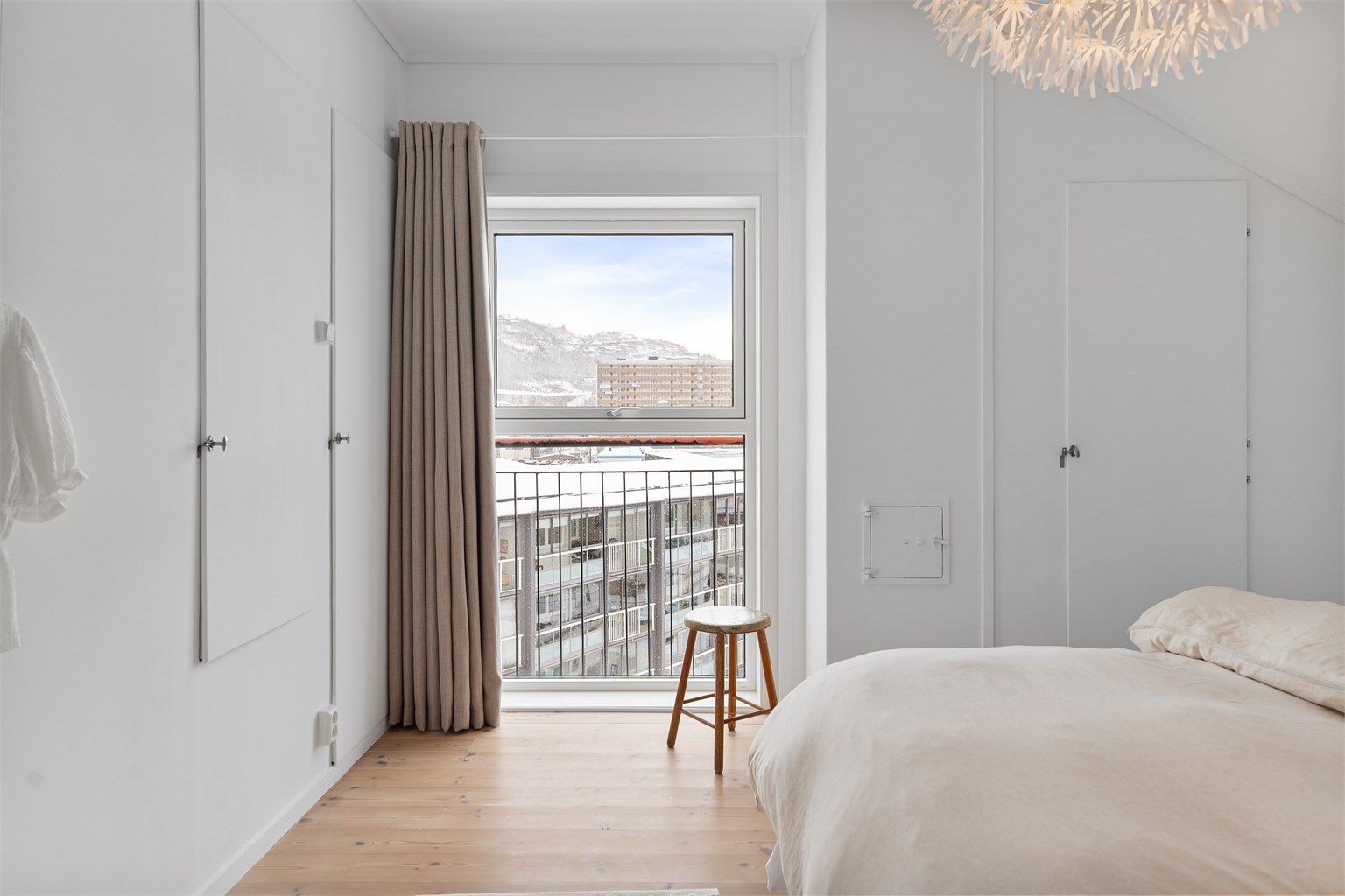 - Innebygde garderobeskap som frigjør mye gulvplass. Stort vindu som slipper inn mye naturlig lys, dette er nytt fra i år -