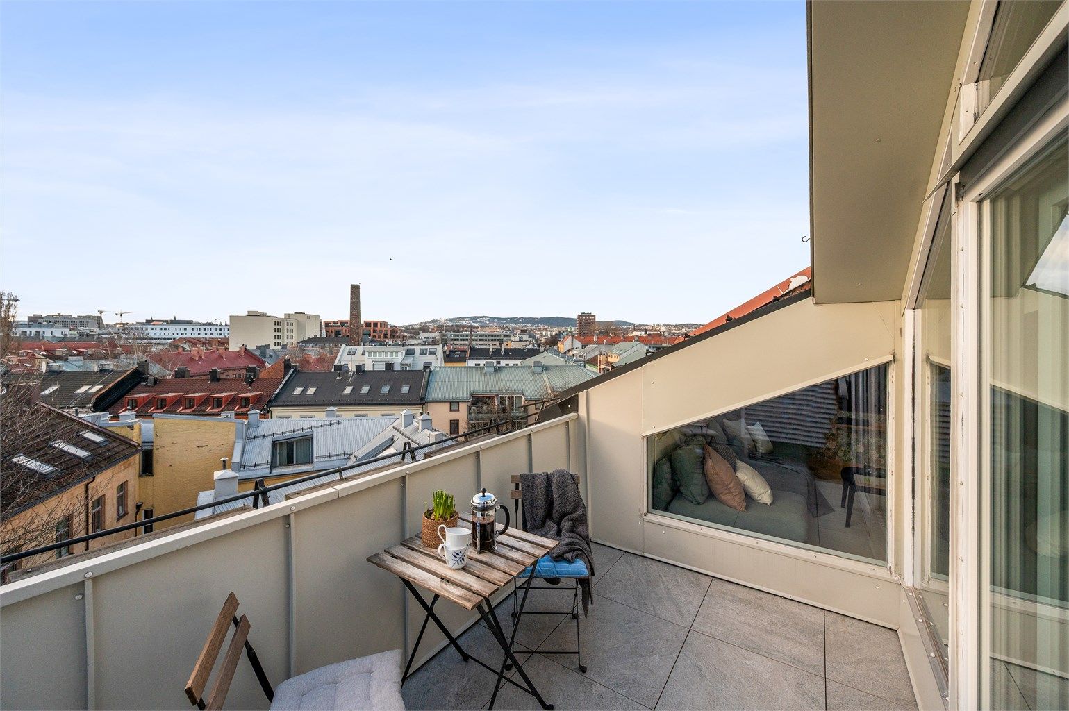 Balkongen kan enkelt innredes med en hyggelig sittegruppe der årets varme dager kan nytes. 