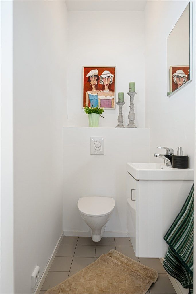 I tillegg til badet har etasjen et separat toalettrom med servant.