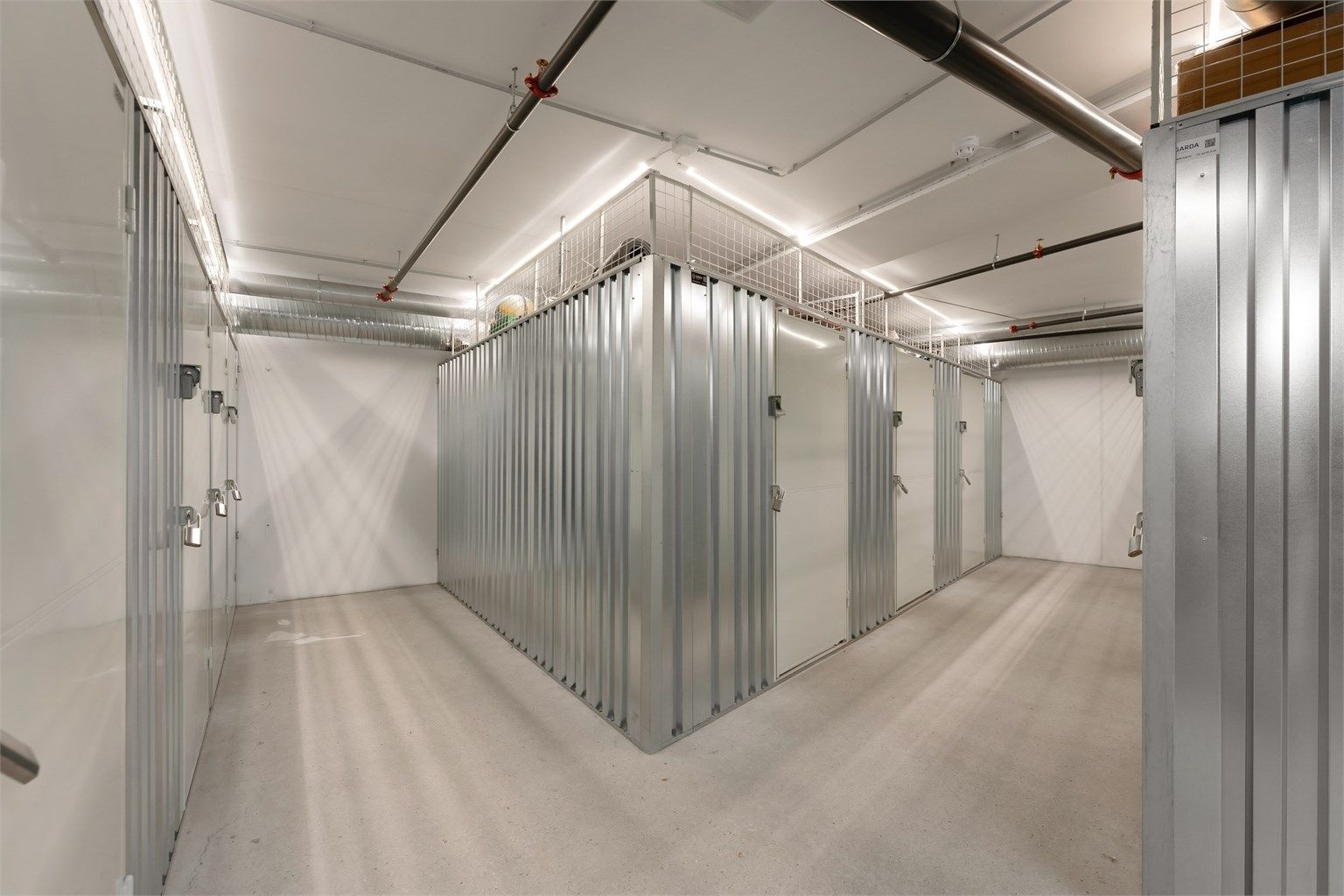 Leiligheten disponerer en bod på 3 m² i felles bodområde i kjelleren.