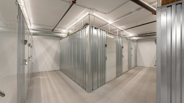 Leiligheten disponerer en bod på 3 m² i felles bodområde i kjelleren.