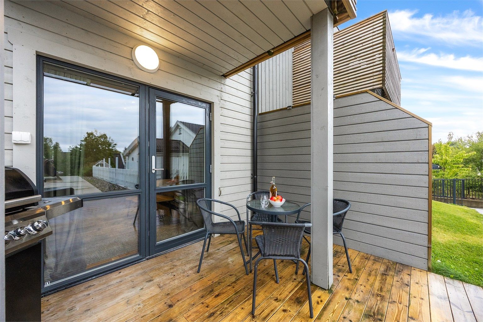 Her er det nok av plass til utemøblementet, samt grillen på sommeren