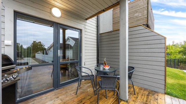 Her er det nok av plass til utemøblementet, samt grillen på sommeren