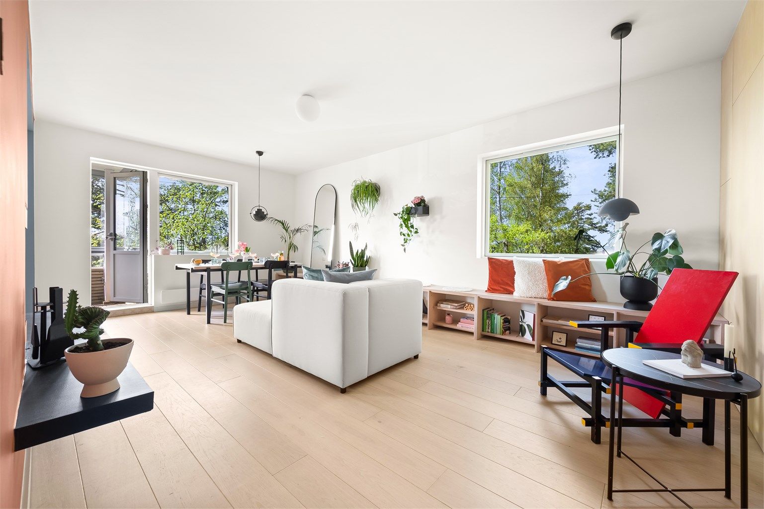 Attraktiv 3-romsleilighet med balkong, totalrenovert i 2021 av et arkitekt-og interiørdesignstudio. Foto: Martine Eren Jacobsen /iSnitt