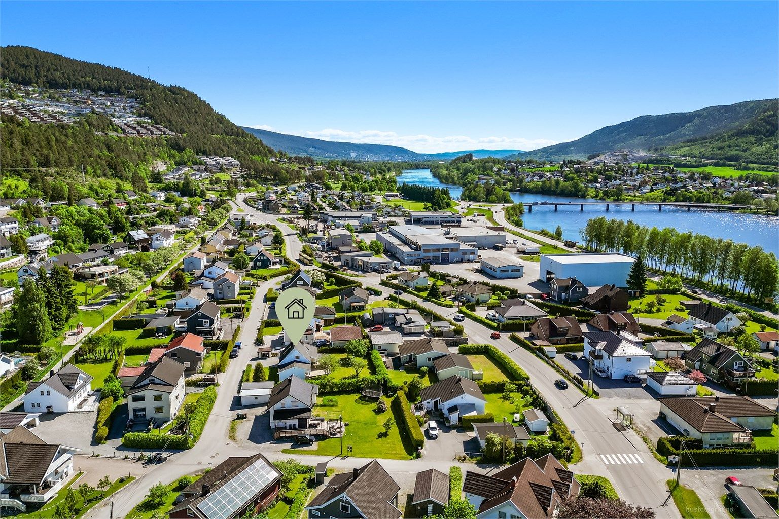 Kort gangavstand til dagligvarebutikk (Kiwi), lagerbutikk (Price) og hagesenter.
