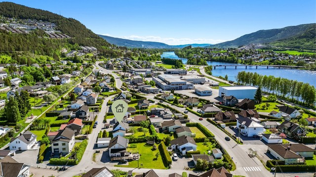Kort gangavstand til dagligvarebutikk (Kiwi), lagerbutikk (Price) og hagesenter.