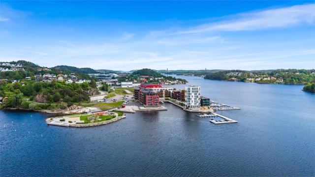 Beliggenheten gir nærhet til både byliv og flotte turområder som Hove og Spornes.
